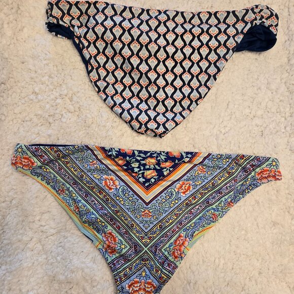 2-4 FOR 1 BUNDLE REVERSIBLE BIKINI BOTTOMS-LIKE NEW-2 BOTTOMS-4 LOOKS-1 PRICE! - Picture 3 of 9